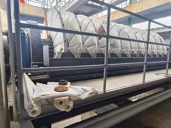 Vacuum disk filter